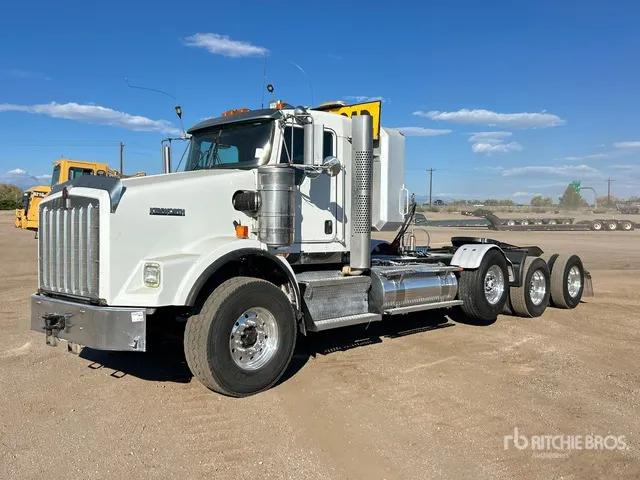 2013 Kenworth T800 8x4 Heavy Haul Tri/A Day Cab Truck Tractor