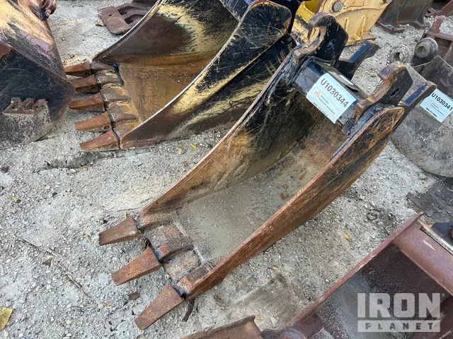 John Deere 13 in Q/C Excavator Bucket