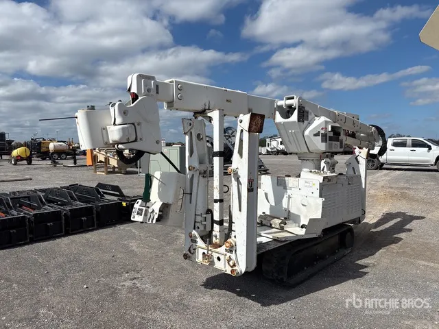 2015 Altec AT40GW Crawler Carrier Aerial Lift w/2015 Altec AT40-GW