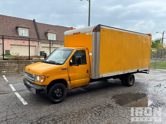 2002 Ford E-350 4x2 Van Truck