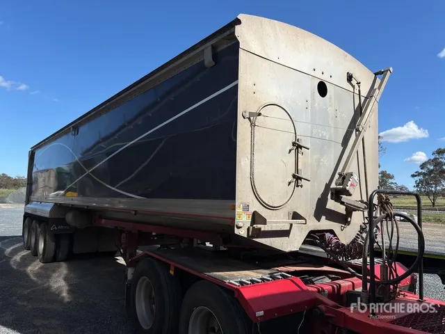 2019 Tefco 10.8 m Tri/A End Dump Trailer