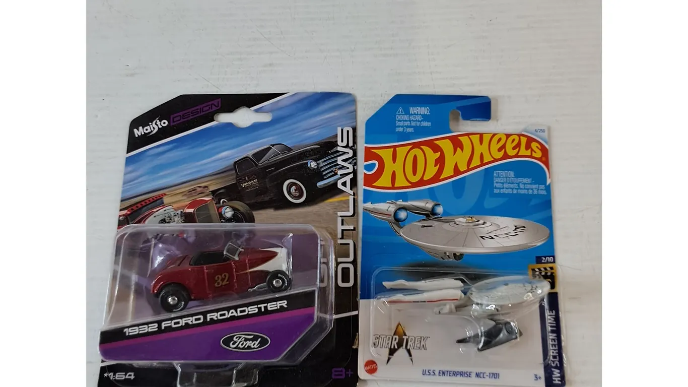 Hot Wheels Star Trek USS Enterprise, Maisto Design 1932 Ford Roadster Both Sealed