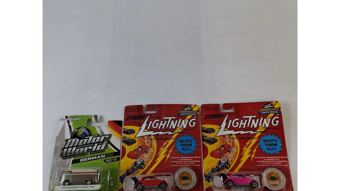 Greenwich Volkswagen Panel Van (2) Johnny Lightning Limited Edition Challengers Bug Bombs All Sealed