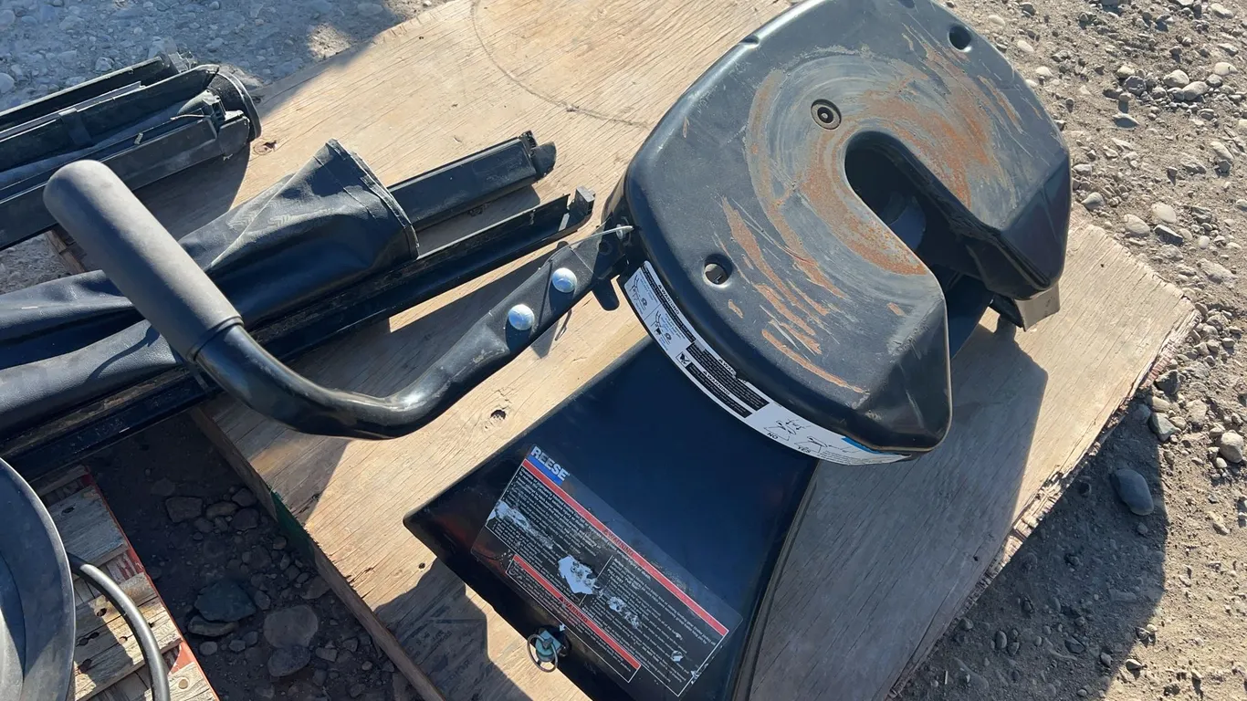 Reese 18K 5th Wheel Puck Style Hitch