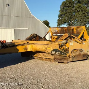 John Deere 1810E scraper