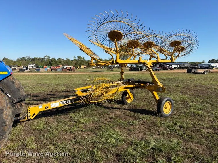 Vermeer VR1022 hay rake