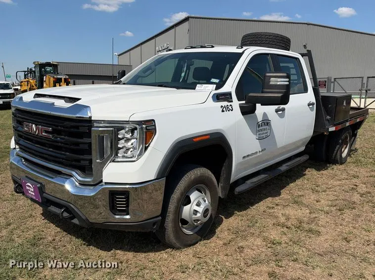 2021 GMC Sierra 3500 4X4 Crew Cab flatbed pickup truck