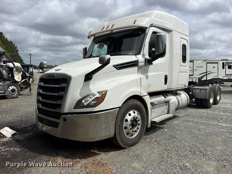 2020 Freightliner Cascadia semi truck