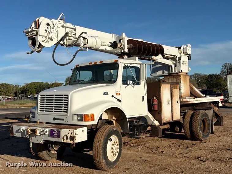2001 International 4700 digger derrick truck