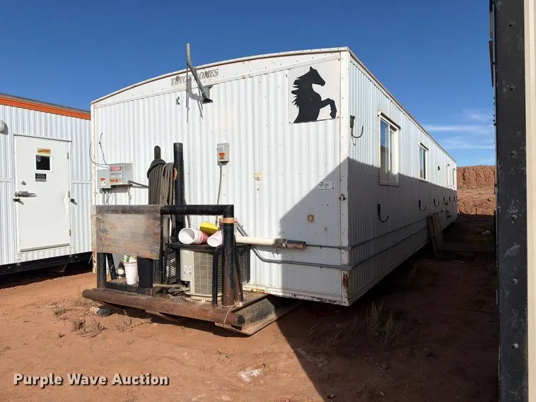 Skid mounted living quarters