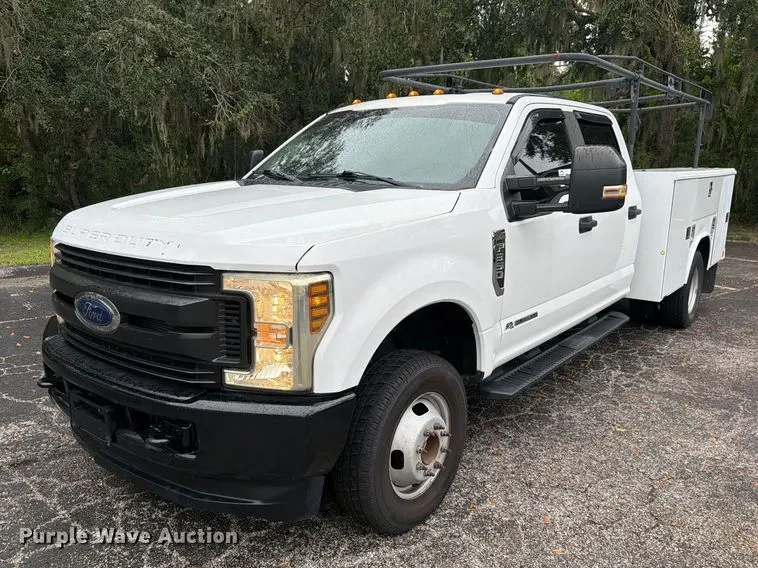 2018 Ford F350 Super Duty Crew Cab utility bed pickup truck