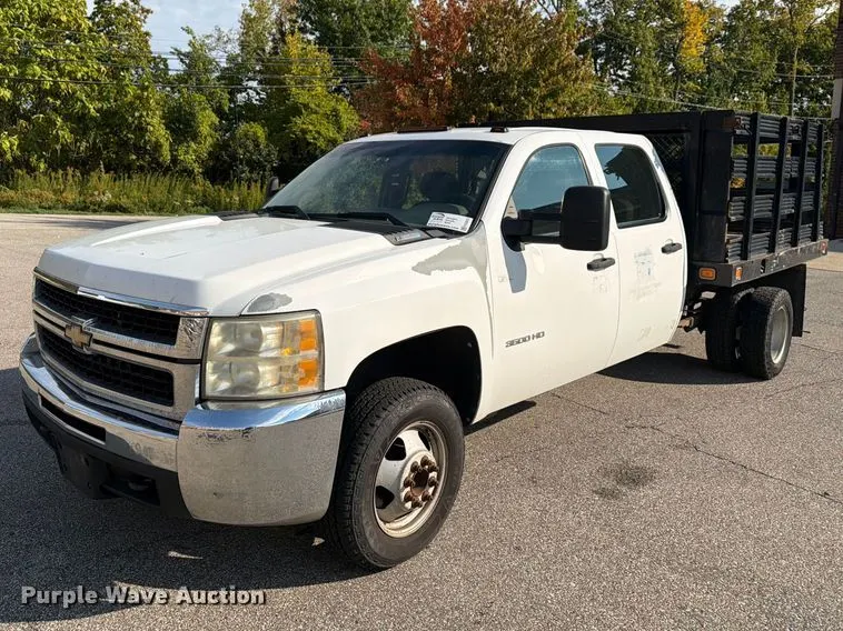 2010 Chevrolet Silverado 3500HD Crew Cab flatbed pickup truck