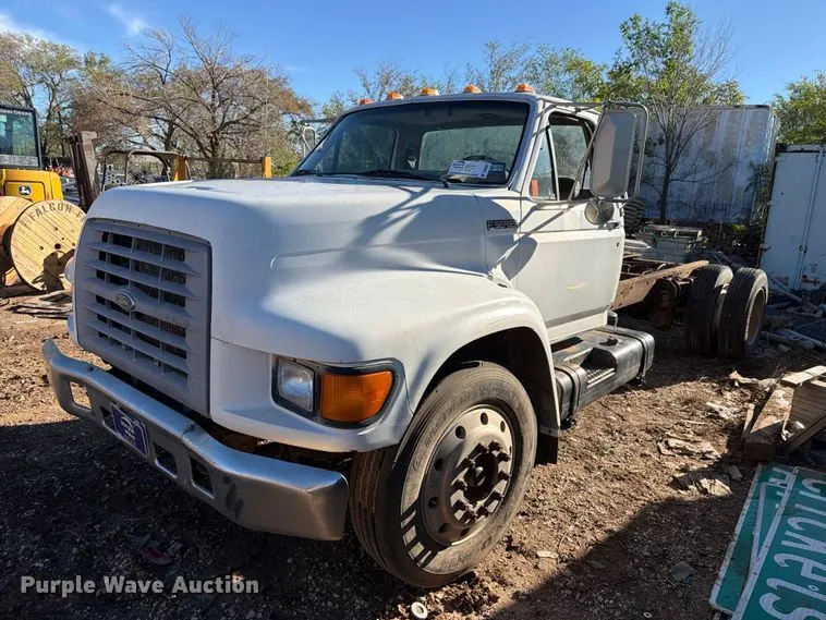 1998 Ford F800 truck cab and chassis