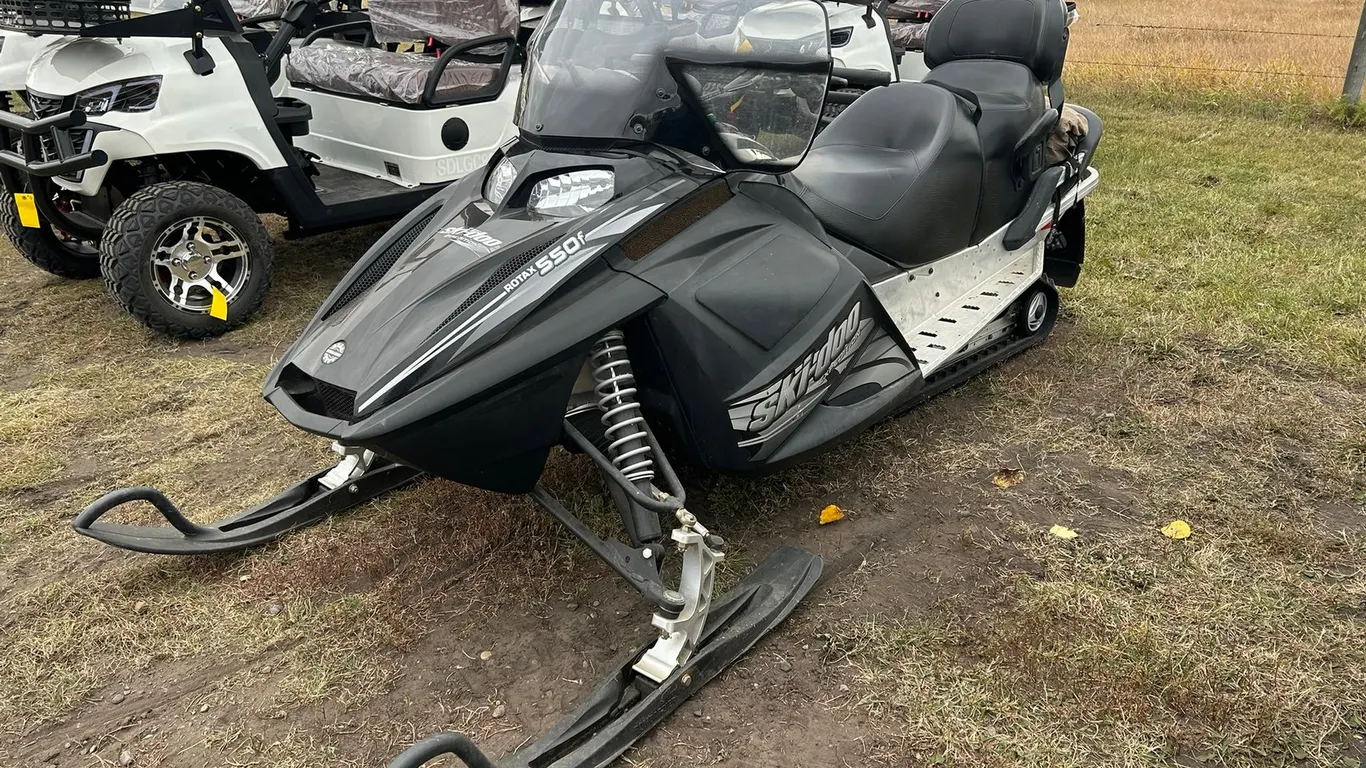 2005 Ski-Doo Expedition Sport 550F Snowmobile