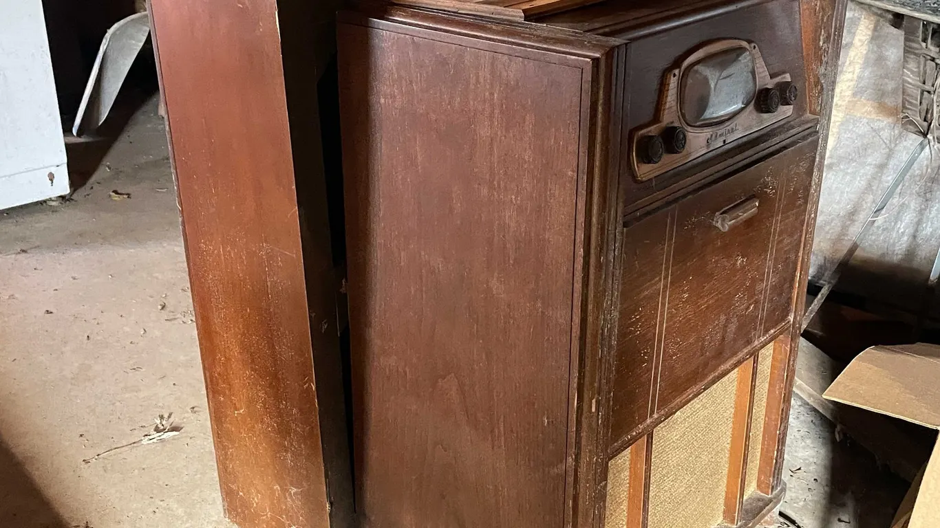 (2) Vintage Radio/ Speakers