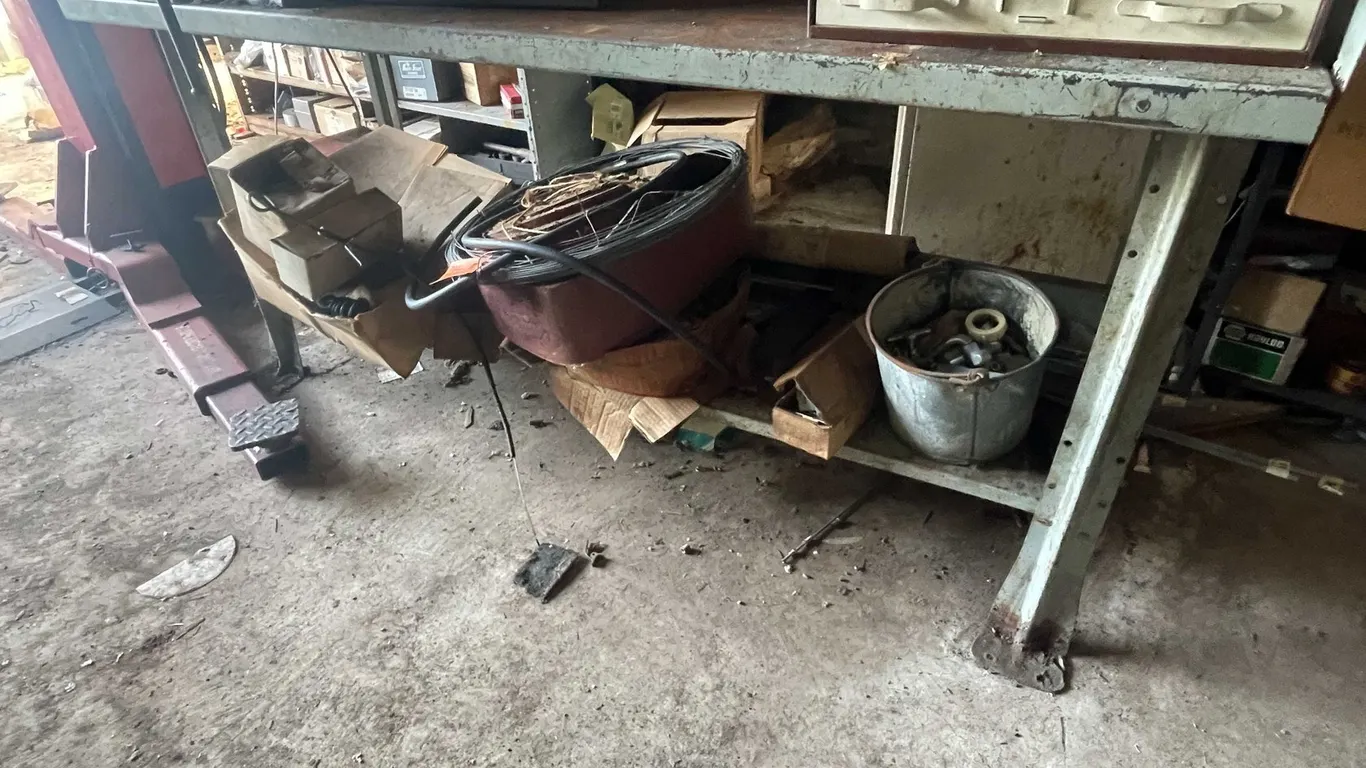Metal Shop Table with Vise