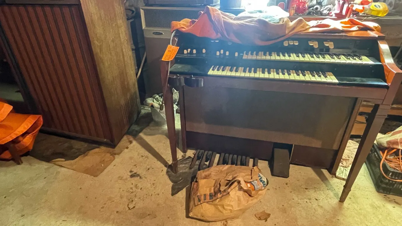 Hammond Organ and Bench