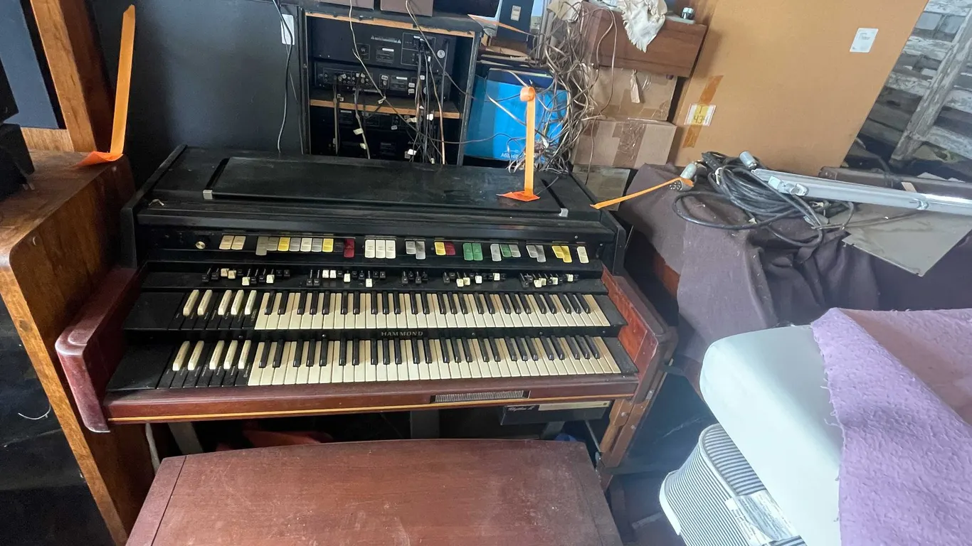 (2) Organs and Various Household Furniture