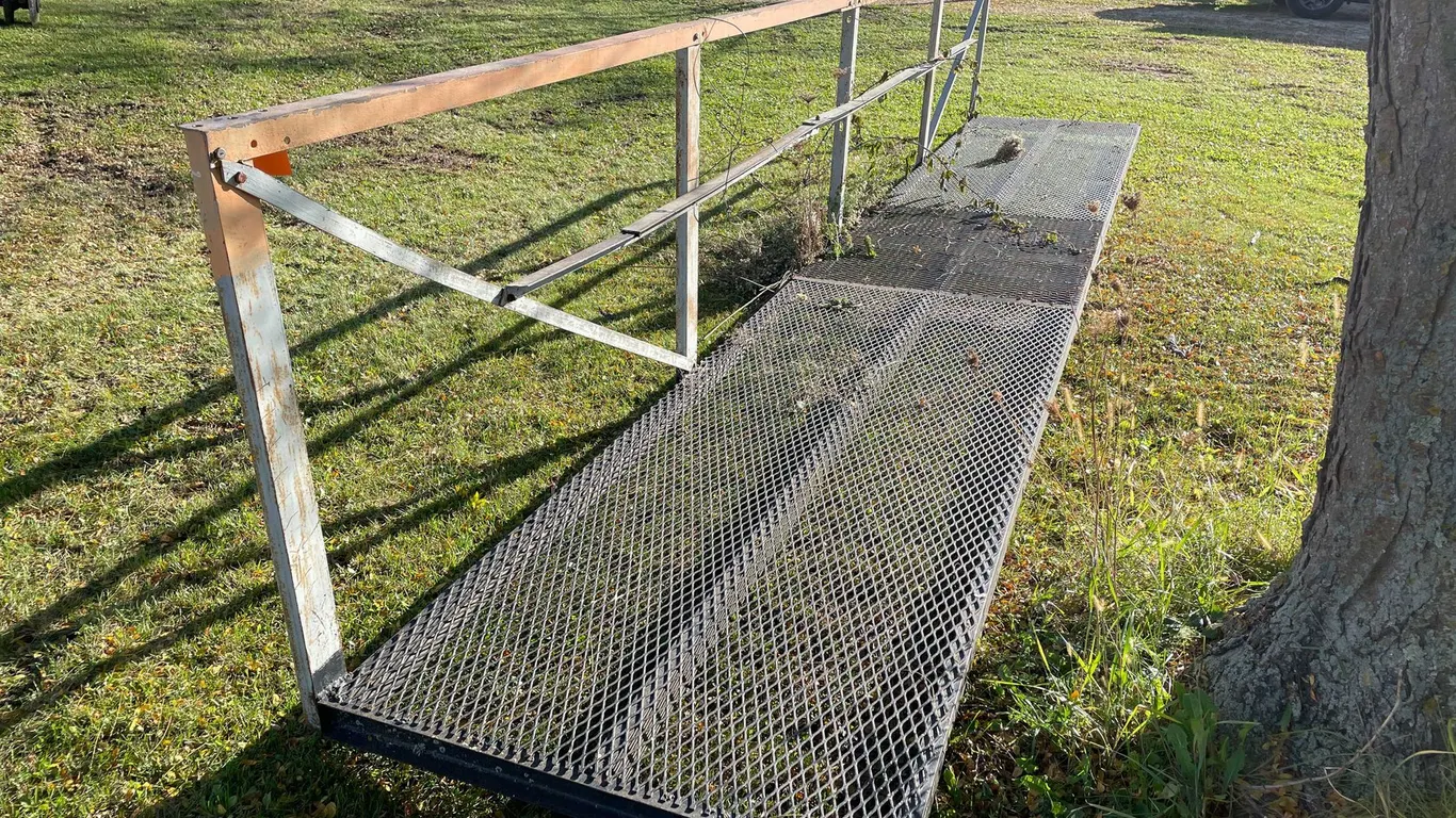 Metal Standing Platform with Fork Pockets