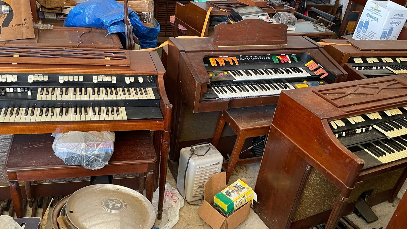 (4) Pianos