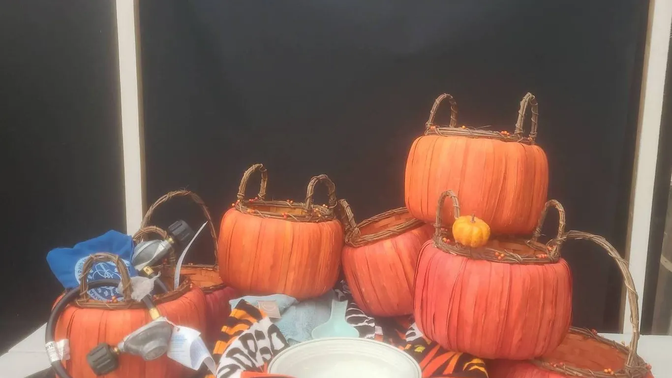 7 Pumpkin-Shaped Baskets, Royal Doulton Dish, Towels, Gas Hose, Spoon