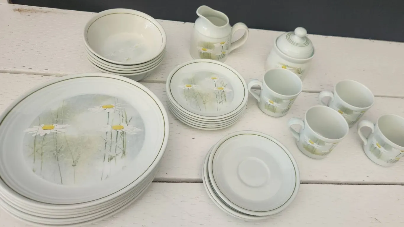 Royal Doulton Lambethware Daisyfield LS 1040 Dinnerware Set