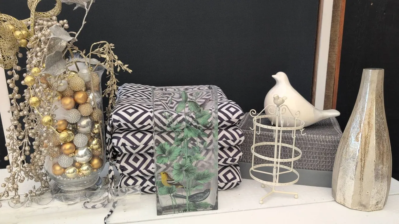 Lot Home Decor: Cushions, Vases, Figurines, Jewelry Stand