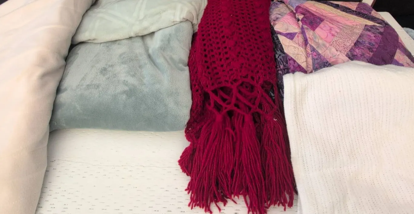 Blanket Lot: Electric Warming Blanket (No Cord), Crochet Throw, Quilt