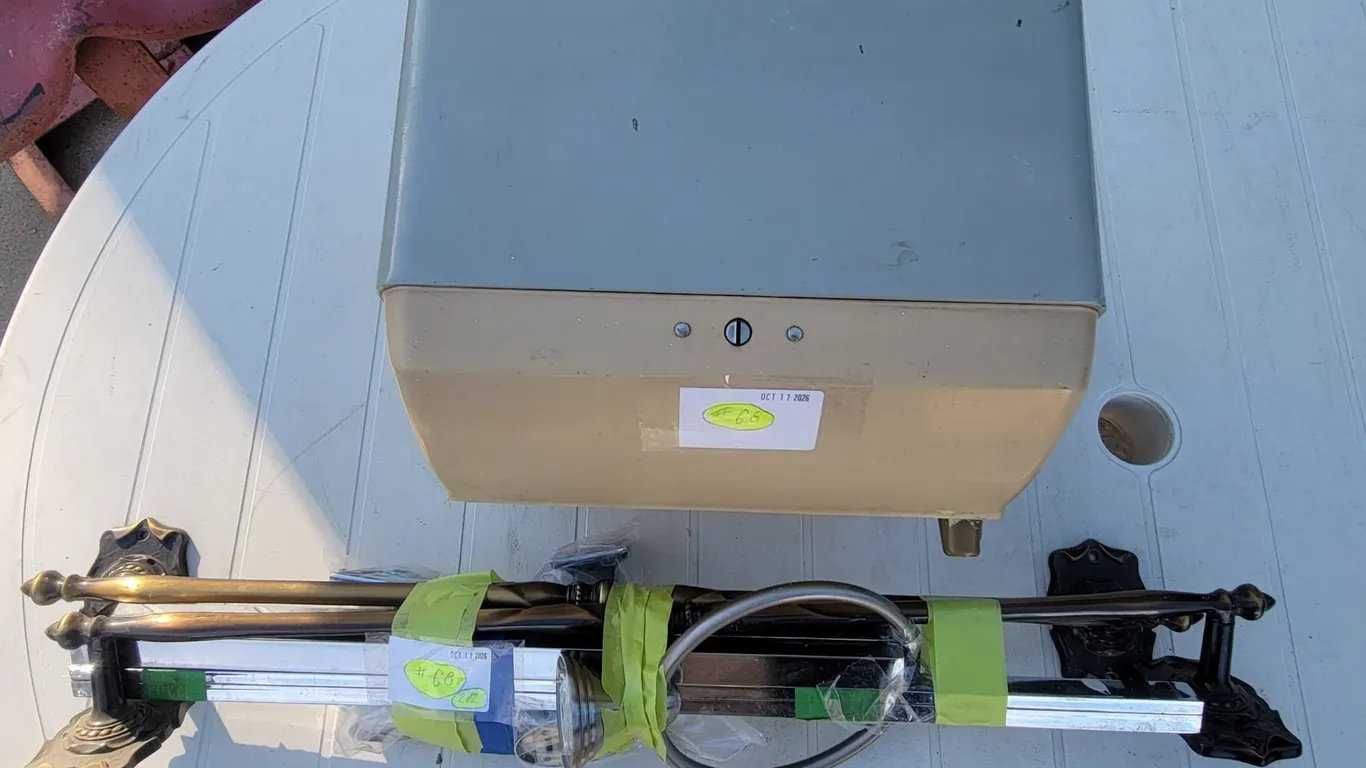 Paper Dispenser (No Sample Key) + 3 Towel Racks