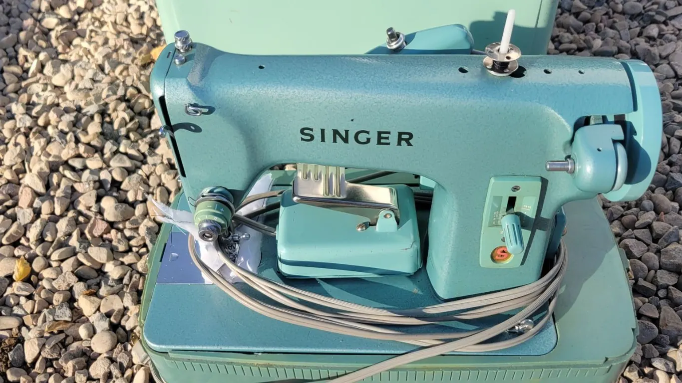 Vintage Singer Sewing Machine w/ Case