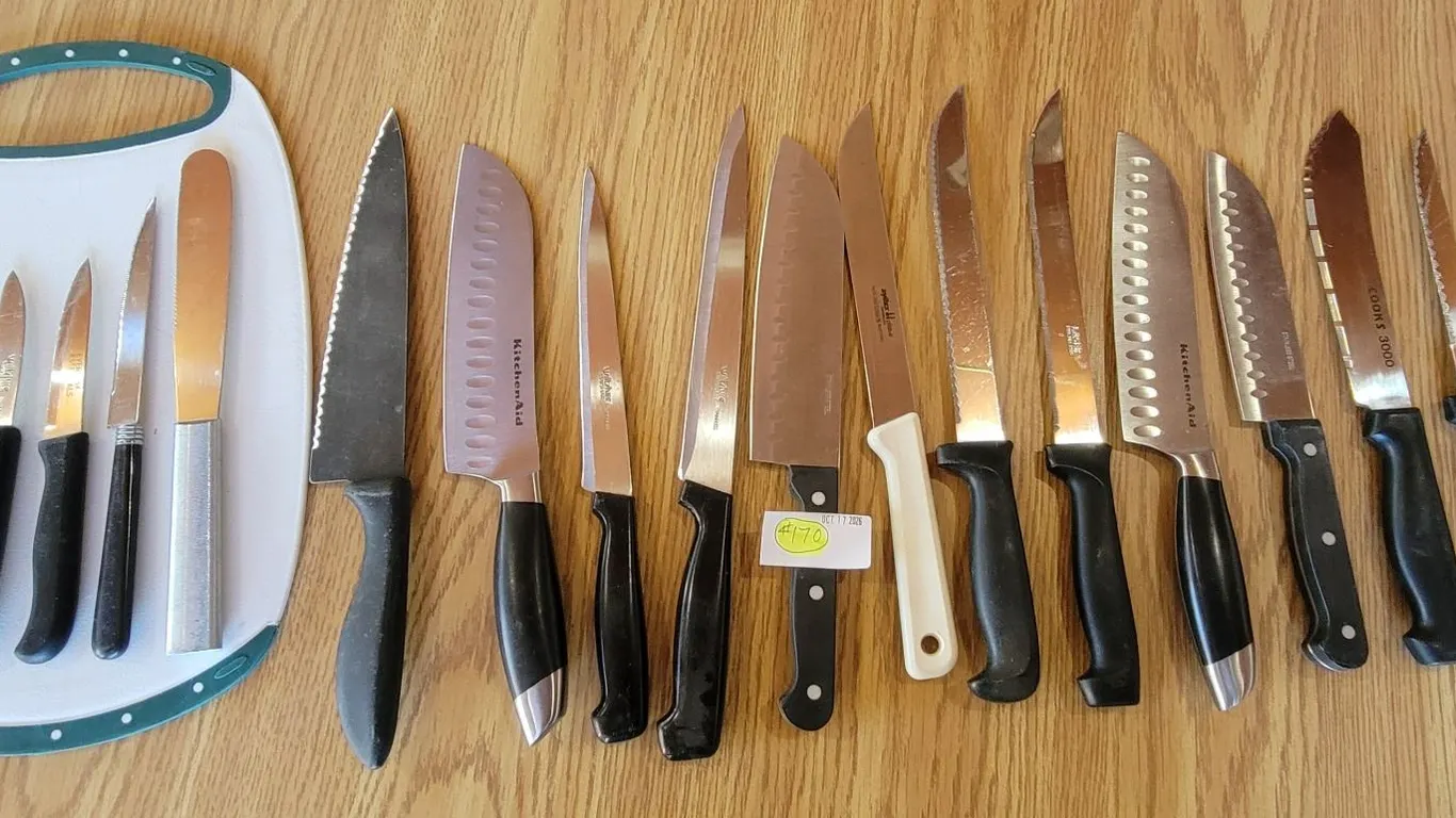 (17) Knives + Cutting Board