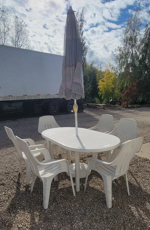 Picnic Table w/ 6 Chairs & Umbrella (52" x W 38" x H 29")