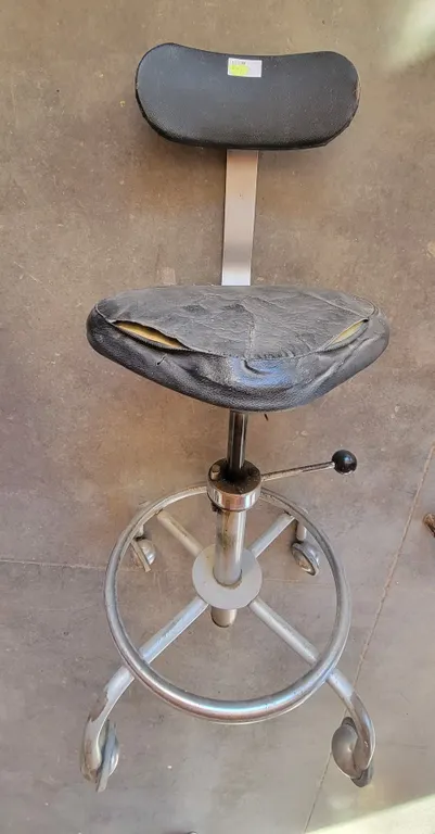 Swivel Chair w/ Height Adjustment