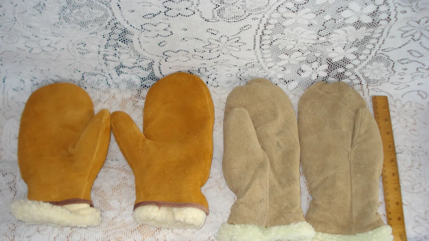 2 Pairs Seude Mitts Light Colour is Kodiak