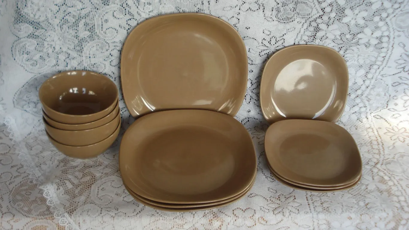 Place Setting For 4 Dinner Plates Bowls Side Plates