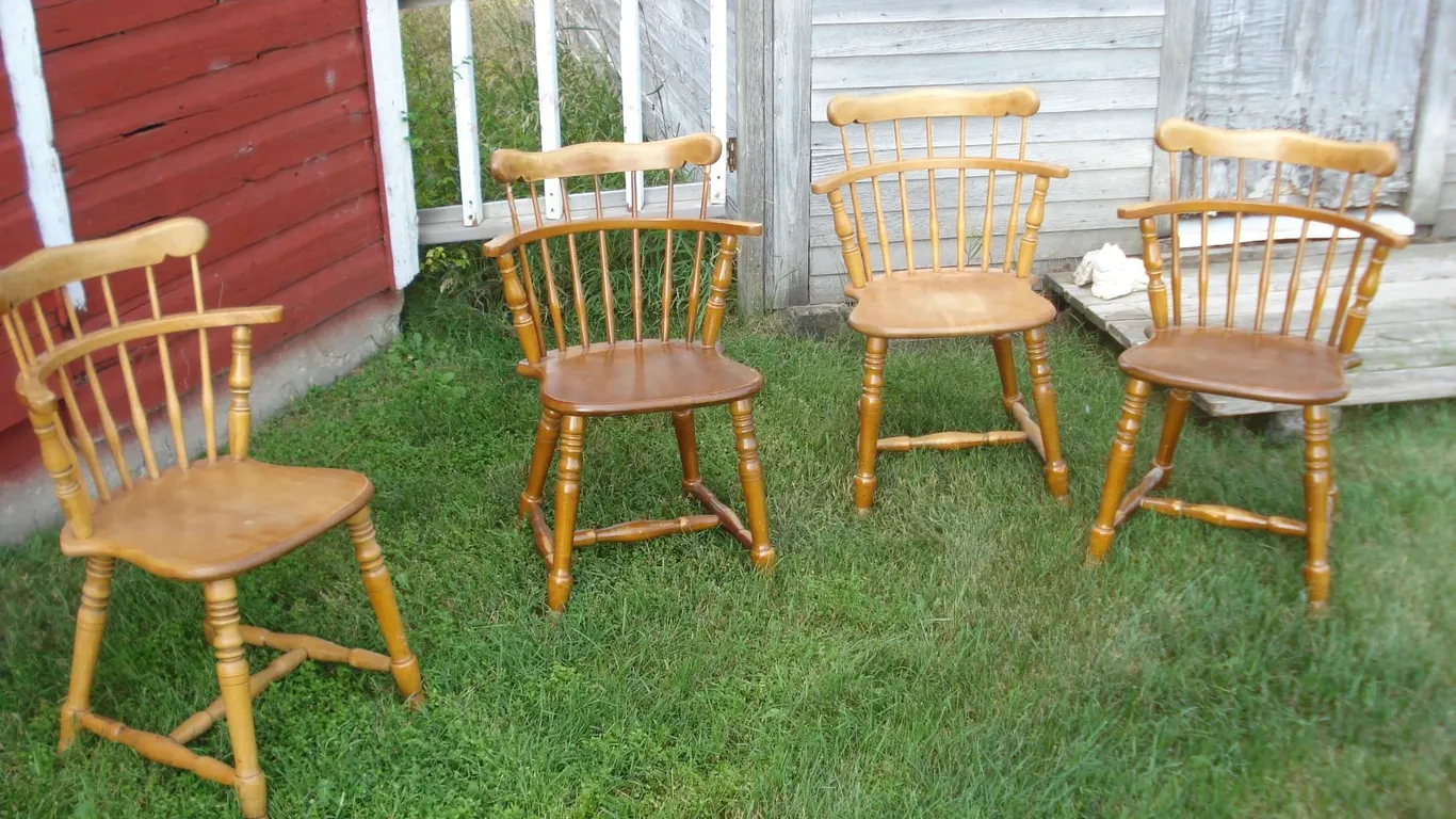 4 Vintage Not Antique Windsor Chairs Normal Wear Sturdy 1 Chair Spindle Repair