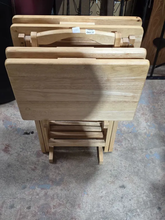 Nice set of 4 TV trays