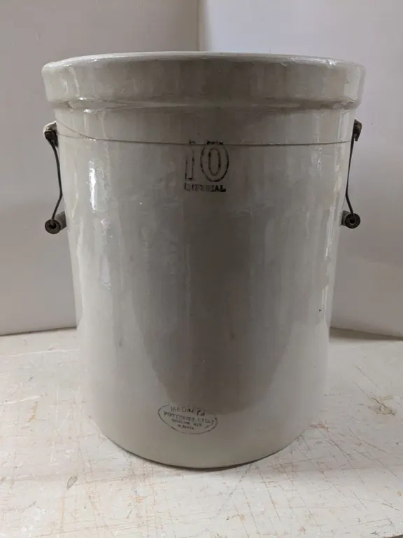 10-Gal Medalta Crock, No Chips or Cracks