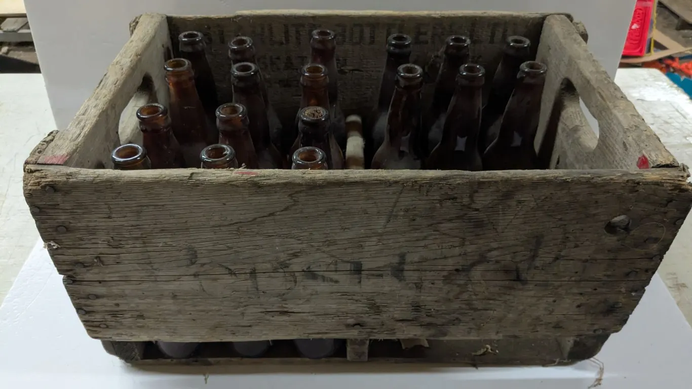 (18) Vintage Beer Bottles in Wooden Crate – “Starlite Bottlers Ltd. Saskatoon, Sas