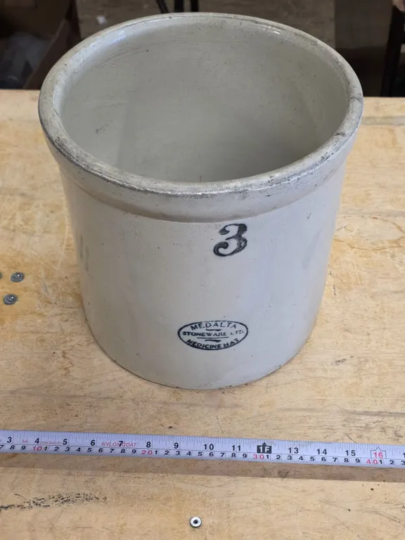 3 gallon medalta crock- no cracks