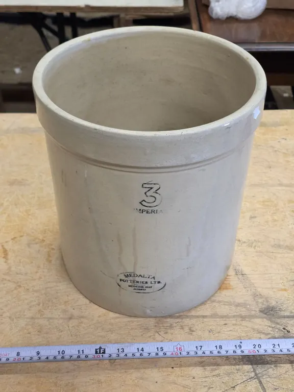 3 gallon medalta crock- no cracks
