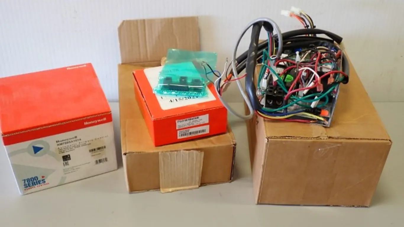 NOS Honeywell Burner Control+
