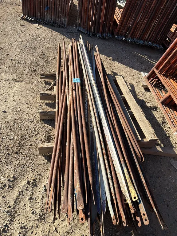 Scaffolding cross braces