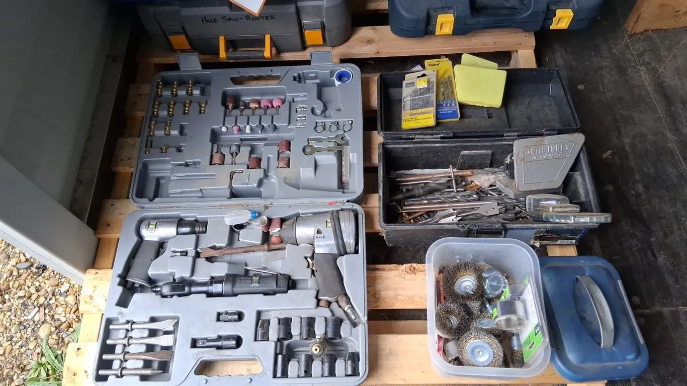 Powerfist Air Tool Set, Assorted Drill Bits, Wire Wheels
(NC)