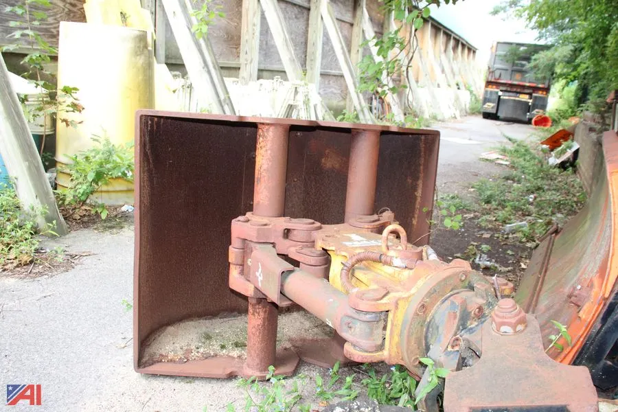 Kinshofer C18VE Hydraulic Clamshell Attachment