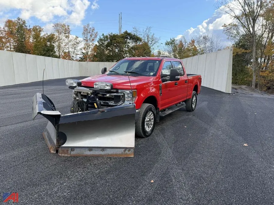 2022 Ford F-250XLT Super Duty Crew Cab Pickup Truck with V-Plow