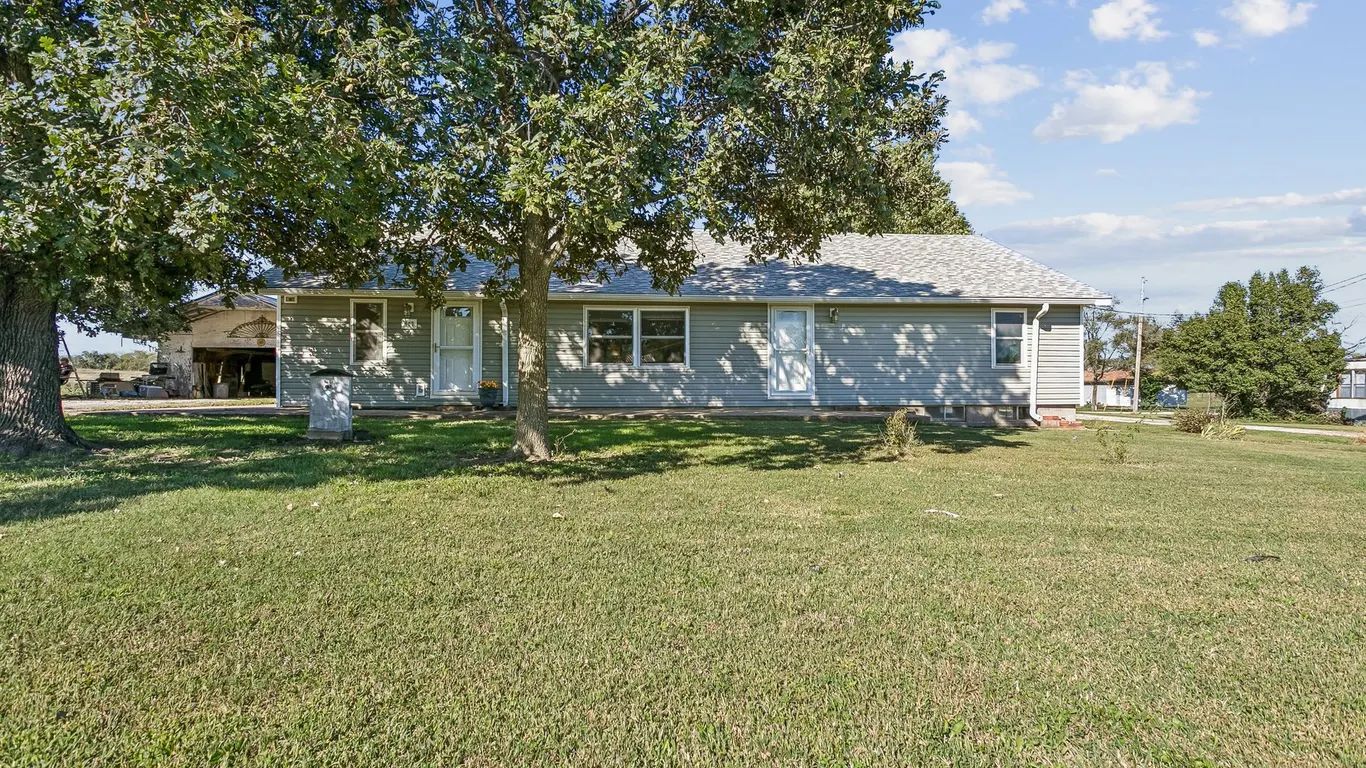 402 W Washington - Eloise Owen Estate - 3 Bedroon 1 Bath Home - Large lot - 2 car garage and -Shops.