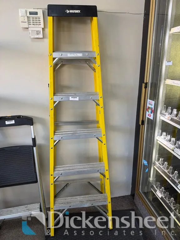 HUSKY 6 FOOT STEP LADDER
