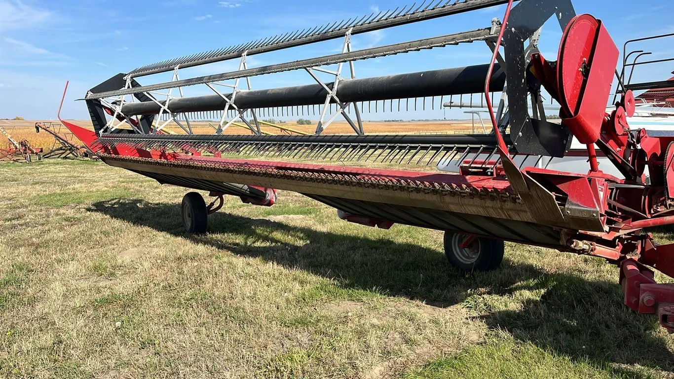1673 - Case IH 8220 Swather
