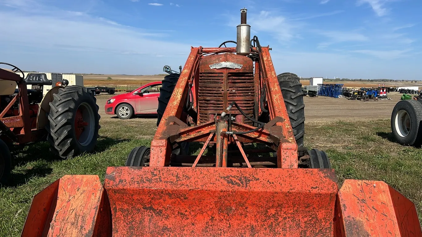 1750 - M International Tractor w/Loader